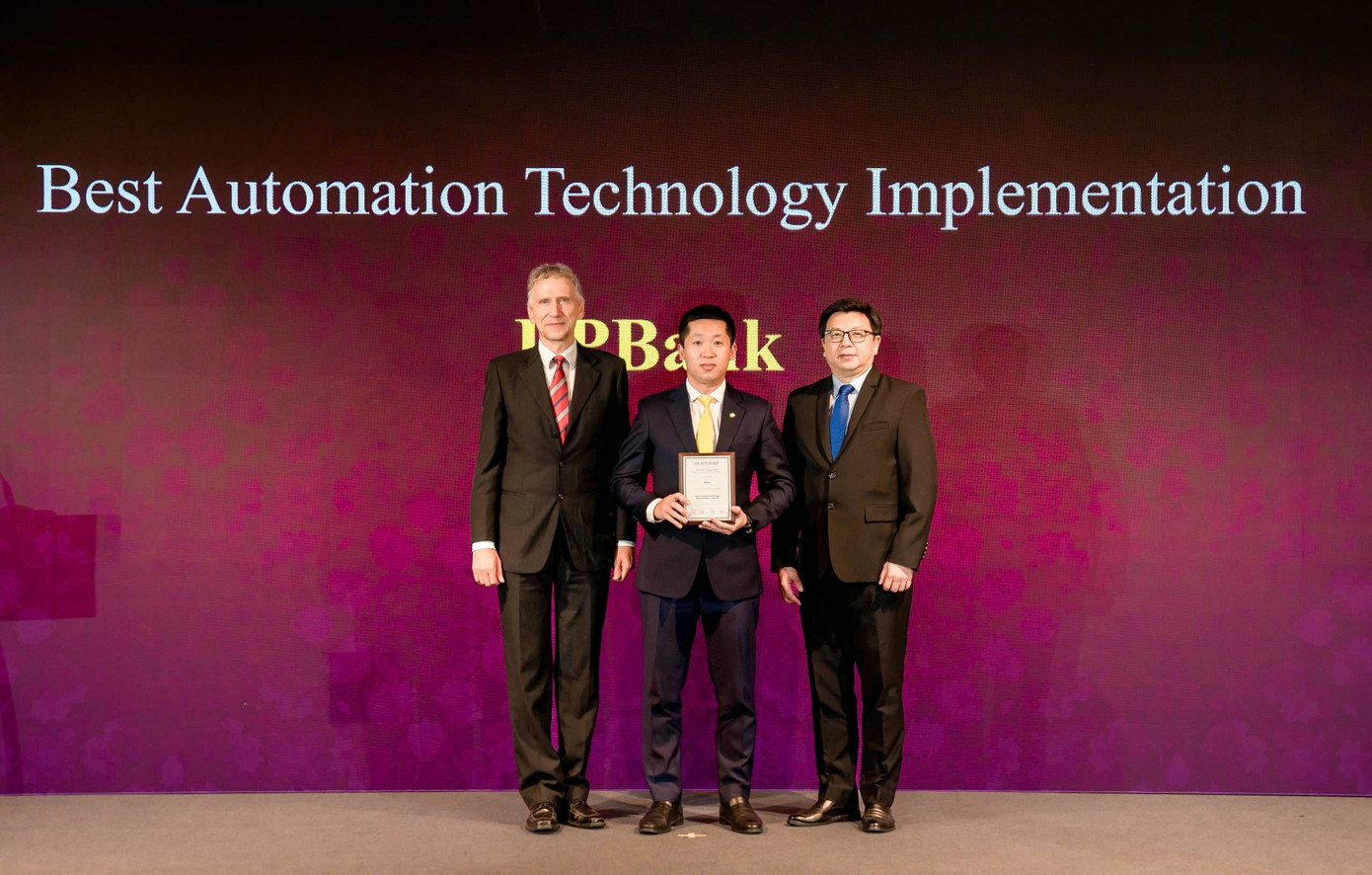 Ông Vũ Quốc Khánh – Phó Tổng Giám đốc thường trực LPBank nhận giải thưởng Triển khai công nghệ tự động hoá tốt nhất Việt Nam Ông Vũ Quốc Khánh – Phó Tổng Giám đốc thường trực LPBank nhận giải thưởng Triển khai công nghệ tự động hoá tốt nhất Việt Nam