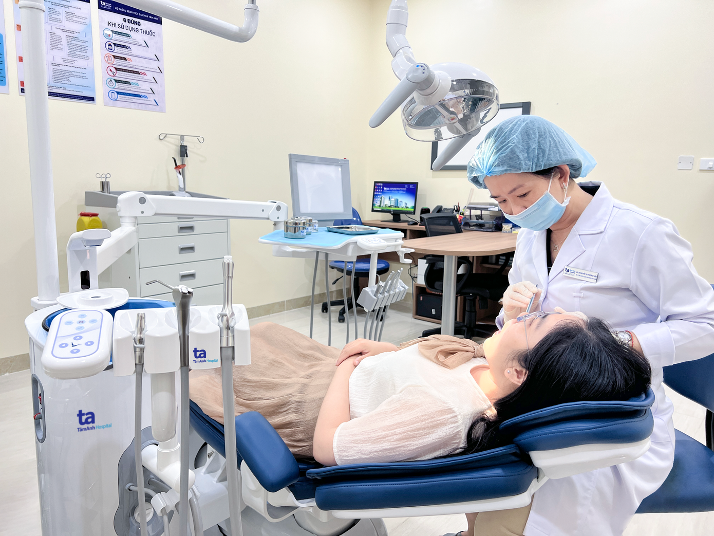 Phòng khám Răng Hàm Mặt tại Phòng khám Đa khoa Tâm Anh Quận 7 trang bị đầy đủ các trang thiết bị: ghế máy, máy Piezotome nhổ răng không đau sóng siêu âm công nghệ Pháp. Phòng khám Răng Hàm Mặt tại Phòng khám Đa khoa Tâm Anh Quận 7 trang bị đầy đủ các trang thiết bị: ghế máy, máy Piezotome nhổ răng không đau sóng siêu âm công nghệ Pháp.