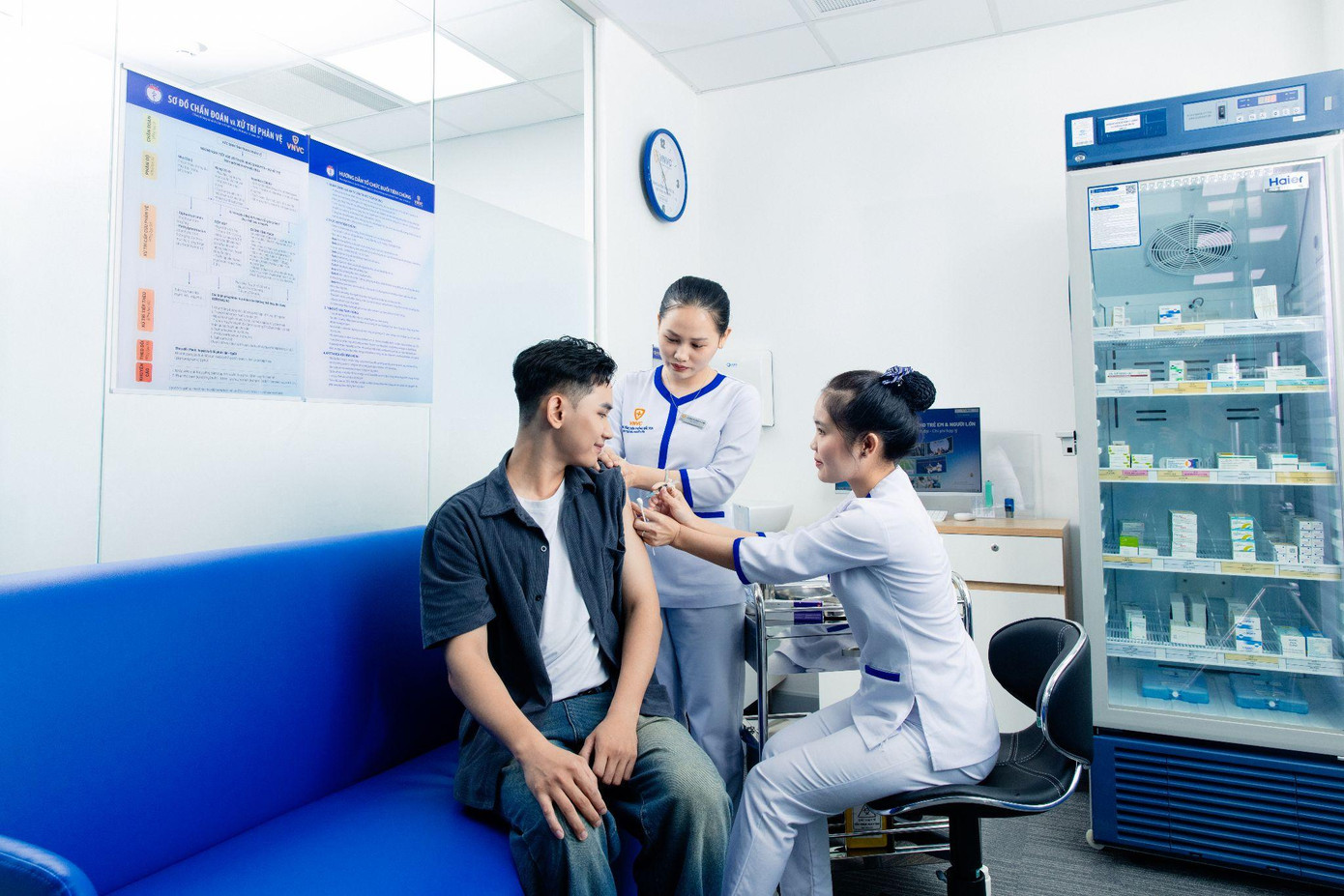 Thanh thiếu niên tiêm chủng vắc xin tại khu tiêm chủng VIP. Ảnh: Liên Chi