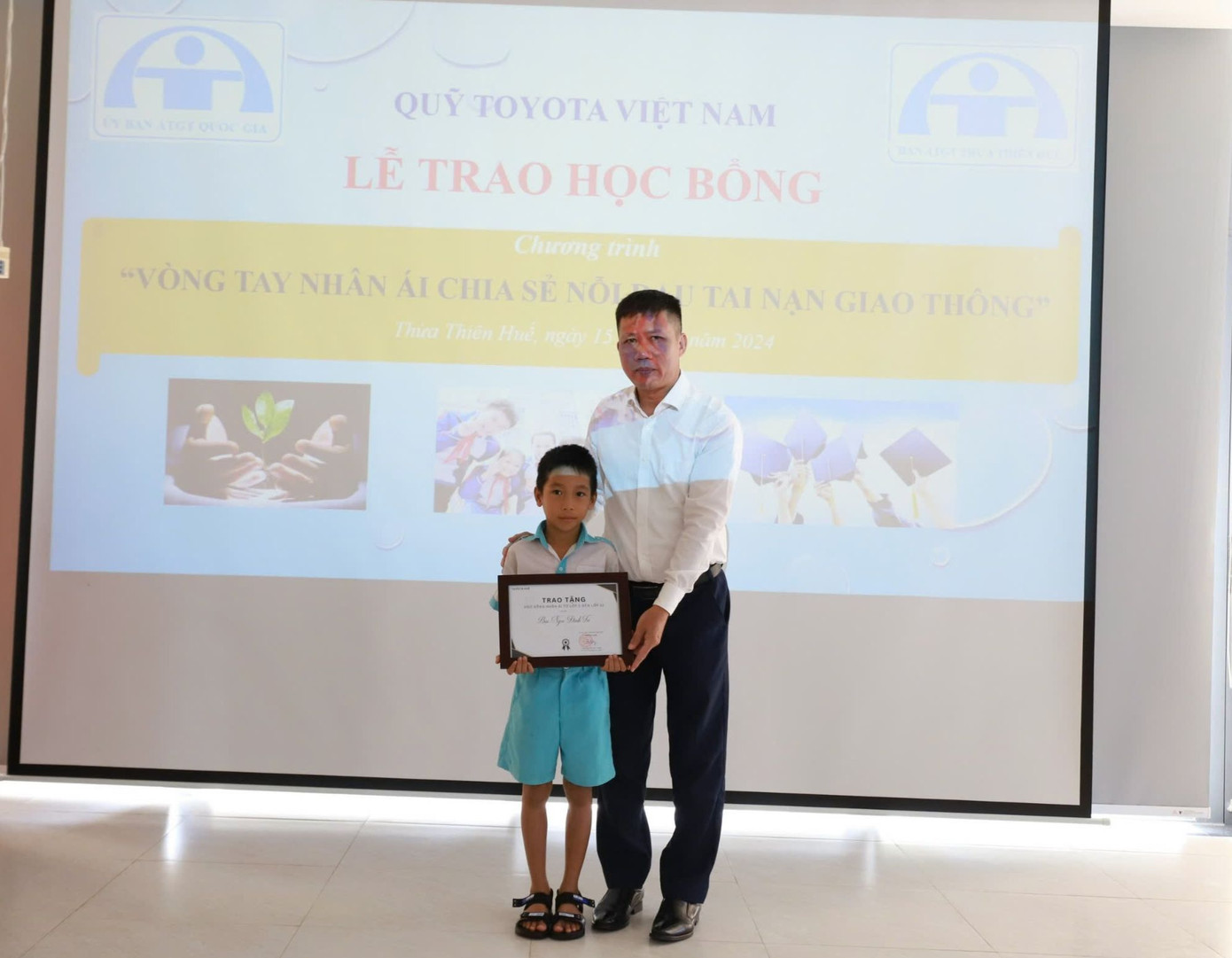 Học bổng hỗ trợ các em nhỏ được tiếp tục con đường học tập