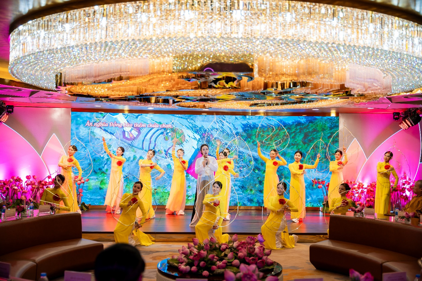 Màn trình diễn Vu Lan Ca được dàn dựng công phu Màn trình diễn Vu Lan Ca được dàn dựng công phu