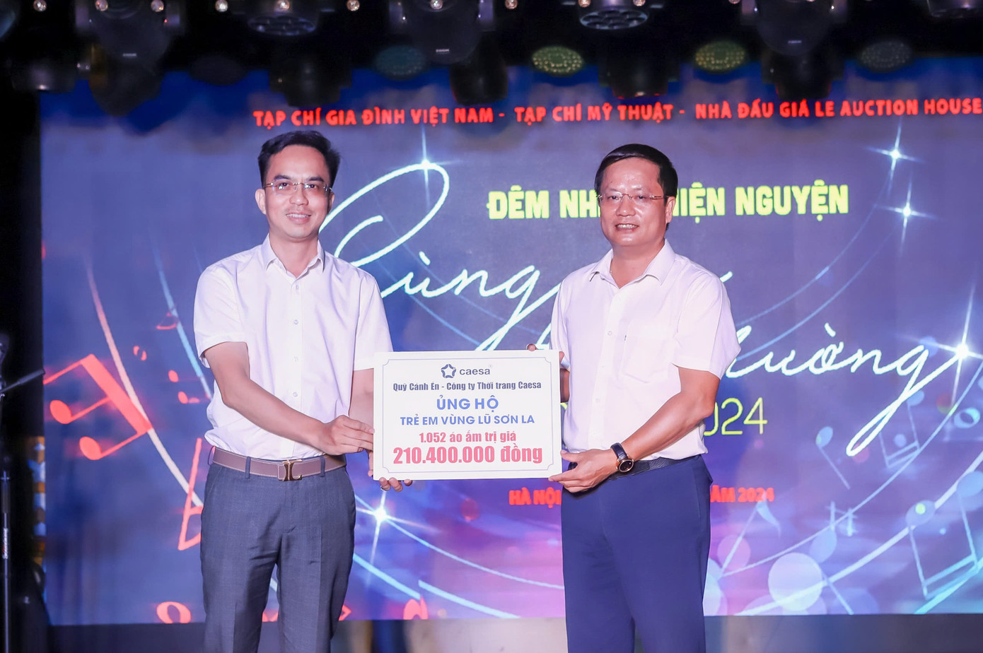 Ban tổ chức nhận các phần quà ủng hộ của mạnh thường quân Ban tổ chức nhận các phần quà ủng hộ của mạnh thường quân