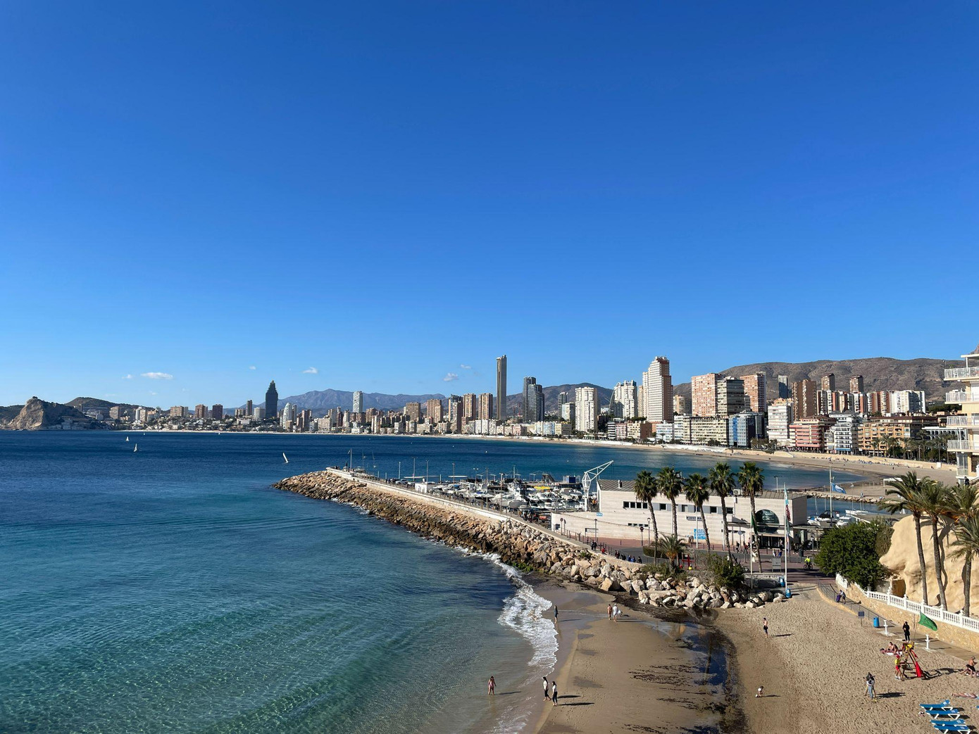 Bãi biển Benidorm, Tây Ban Nha. Ảnh: NVCC.