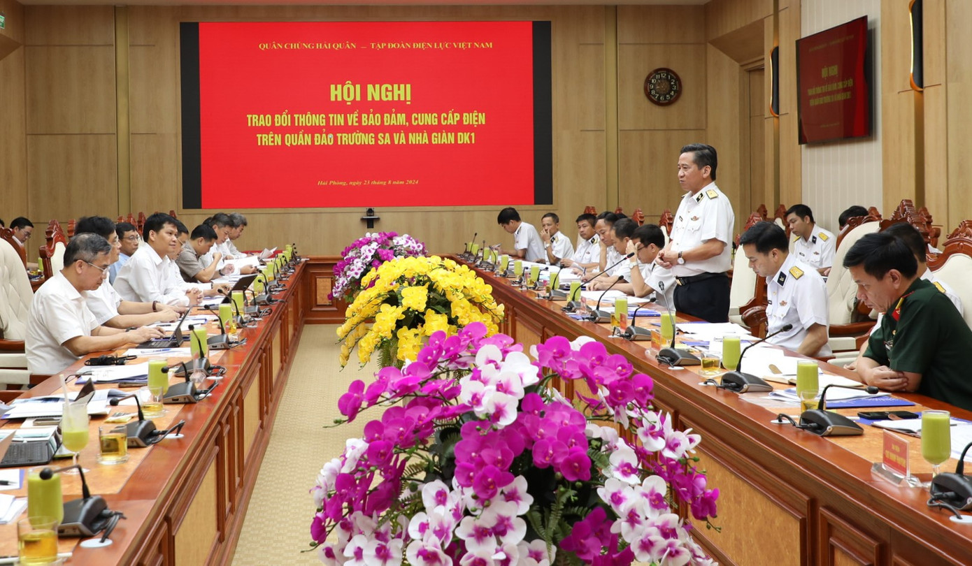 Chuẩn Đô đốc Nguyễn Đình Hùng phát biểu tại hội nghị