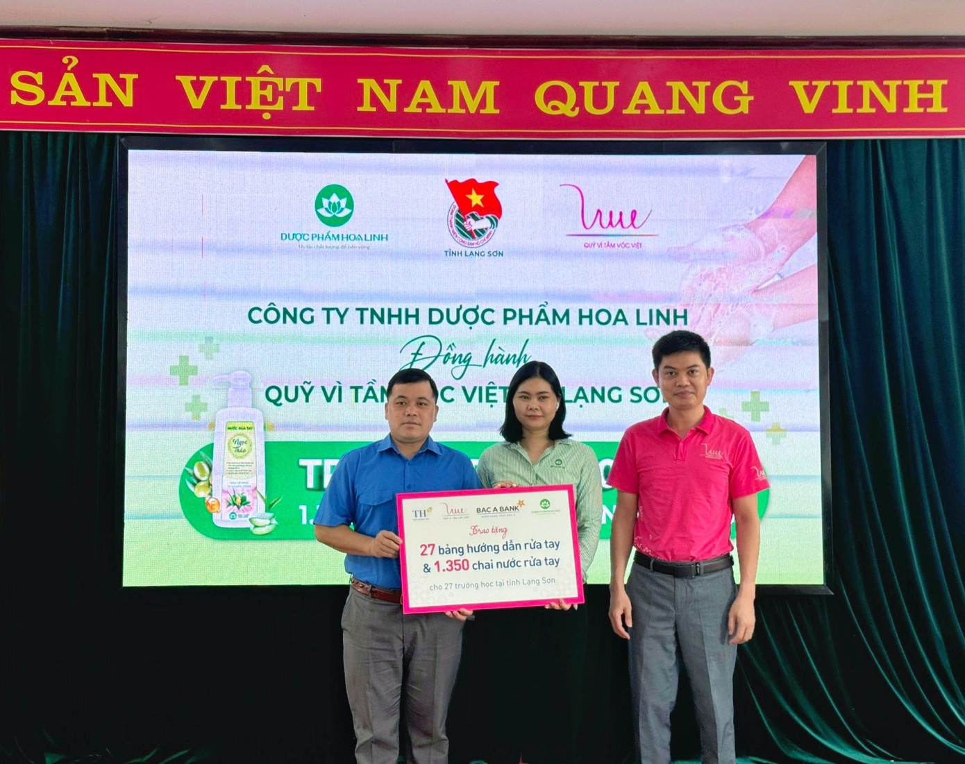 VSF và Công ty TNHH Dược phẩm Hoa Linh trao tặng nước rửa tay và bảng hướng dẫn rửa tay tại Lạng Sơn VSF và Công ty TNHH Dược phẩm Hoa Linh trao tặng nước rửa tay và bảng hướng dẫn rửa tay tại Lạng Sơn