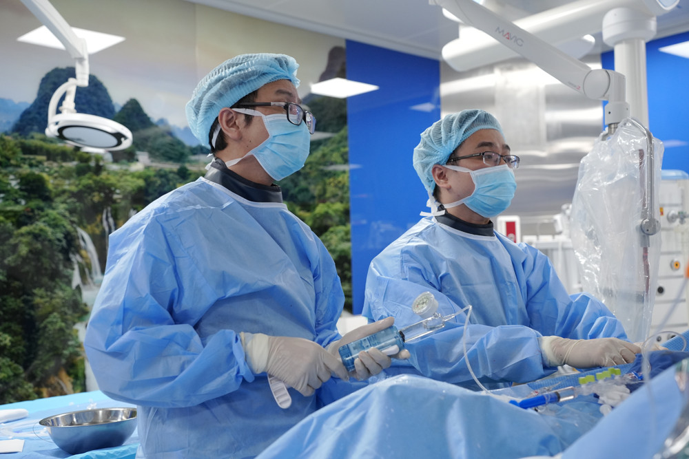 Ekip bác sĩ BVĐK Hồng Ngọc thực hiện kỹ thuật nong bóng phủ thuốc Ekip bác sĩ BVĐK Hồng Ngọc thực hiện kỹ thuật nong bóng phủ thuốc