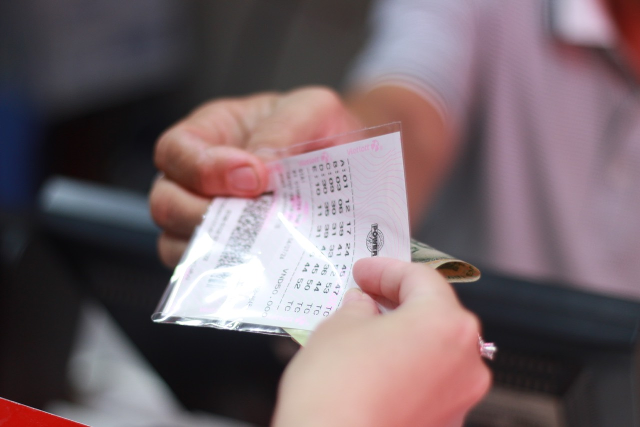 Người chơi có thể mua vé dự thưởng trực tiếp hệ thống hơn 6.300 điểm bán Vietlott trên toàn quốc