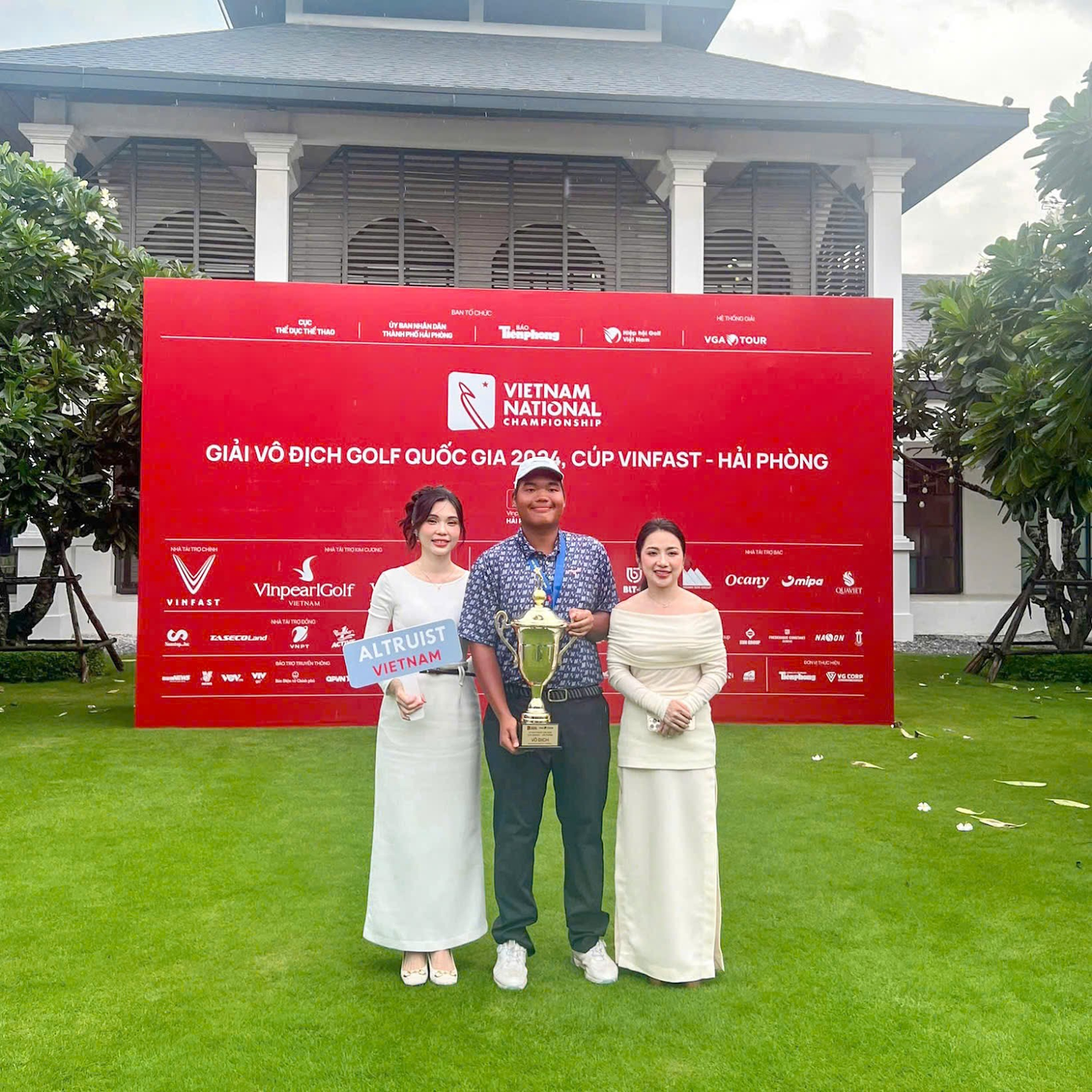 Đại diện Altruist Sunscreen tại Việt Nam chụp ảnh lưu niệm cùng golfer vô địch bảng nam Giải Vô địch Golf Quốc gia 2024, Cúp VinFast – Hải Phòng Nguyễn Đức Sơn. Đại diện Altruist Sunscreen tại Việt Nam chụp ảnh lưu niệm cùng golfer vô địch bảng nam Giải Vô địch Golf Quốc gia 2024, Cúp VinFast – Hải Phòng Nguyễn Đức Sơn.