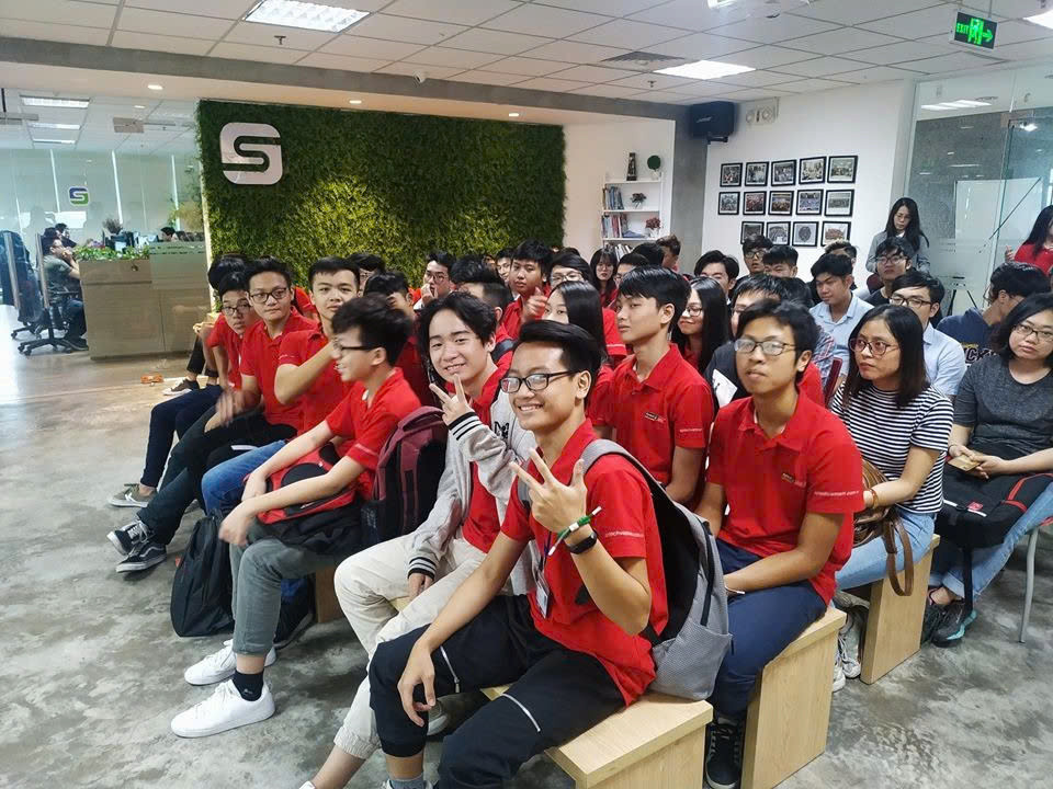 Huy Tuấn (balo xám) cùng các sinh viên Aptech tại địa chỉ 285 Đội Cấn và 19 Lê Thanh Nghị hào hứng tham gia chương trình tham quan doanh nghiệp phần mềm. Huy Tuấn (balo xám) cùng các sinh viên Aptech tại địa chỉ 285 Đội Cấn và 19 Lê Thanh Nghị hào hứng tham gia chương trình tham quan doanh nghiệp phần mềm.