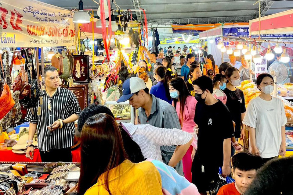 Theo ông Văn Viết Đính, đại diện đơn vị tổ chức Châu Anh Phát, hội chợ mong muốn người dân có cơ hội tiếp cận được với các sản phẩm OCOP chất lượng cao tại địa phương cũng như các thương hiệu nổi tiếng Theo ông Văn Viết Đính, đại diện đơn vị tổ chức Châu Anh Phát, hội chợ mong muốn người dân có cơ hội tiếp cận được với các sản phẩm OCOP chất lượng cao tại địa phương cũng như các thương hiệu nổi tiếng