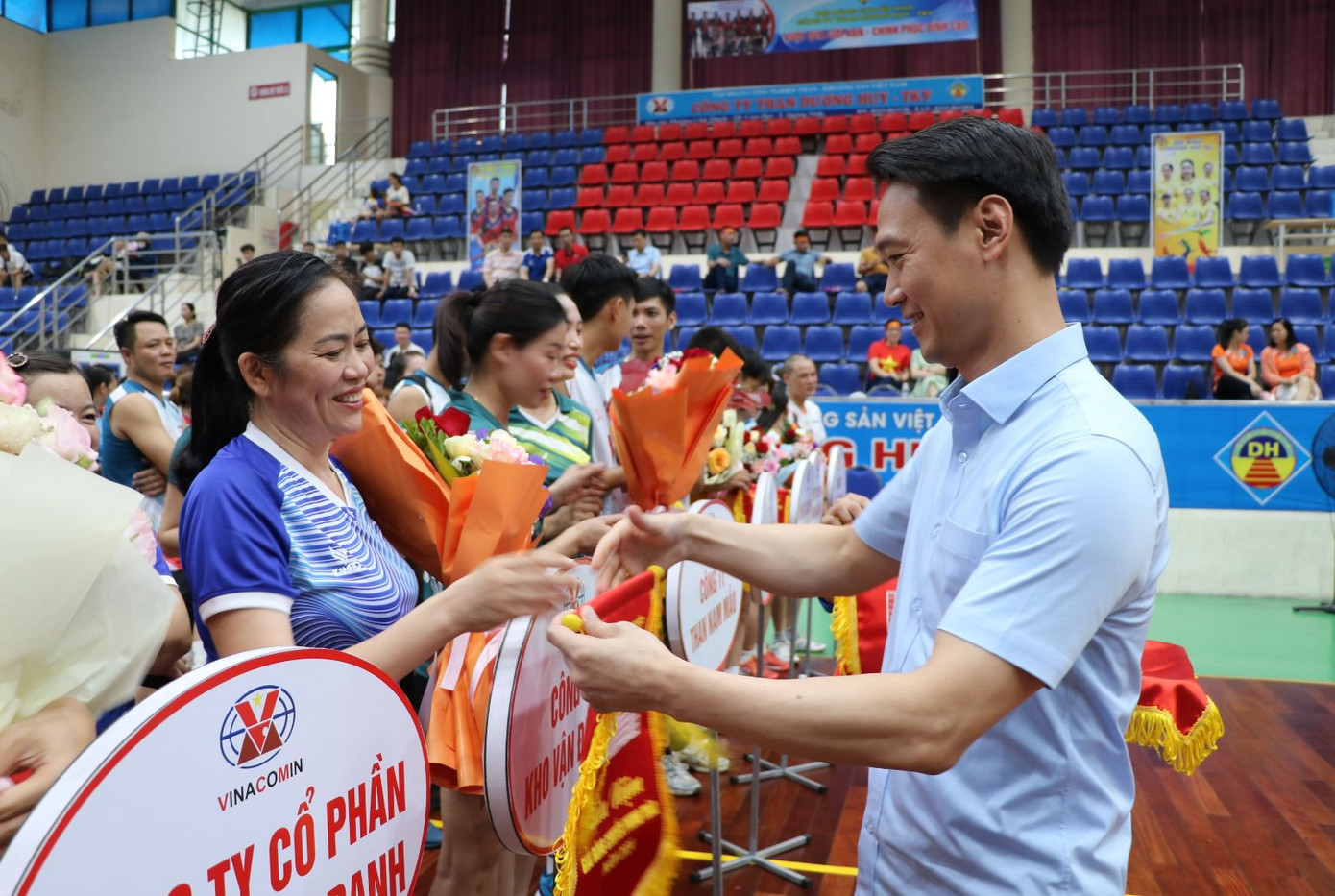 Đồng chí Phạm Hồng Thái - Phó Bí thư Đảng ủy Than Quảng Ninh tặng cờ lưu niệm cho các đoàn