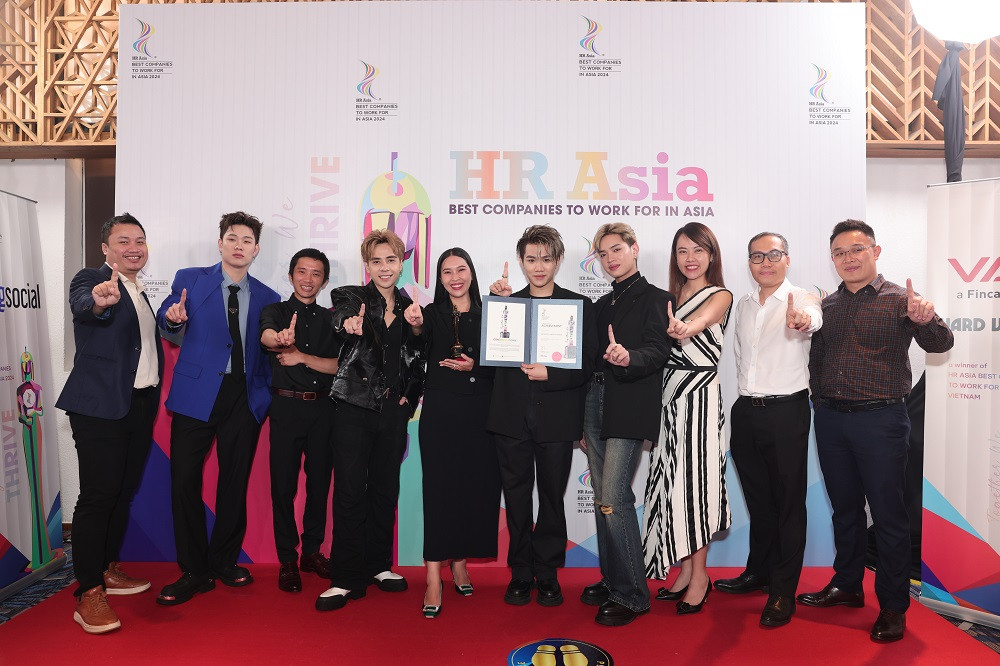 Đội ngũ DatVietVAC cùng các nghệ sĩ tại lễ trao giải HRAA 2024