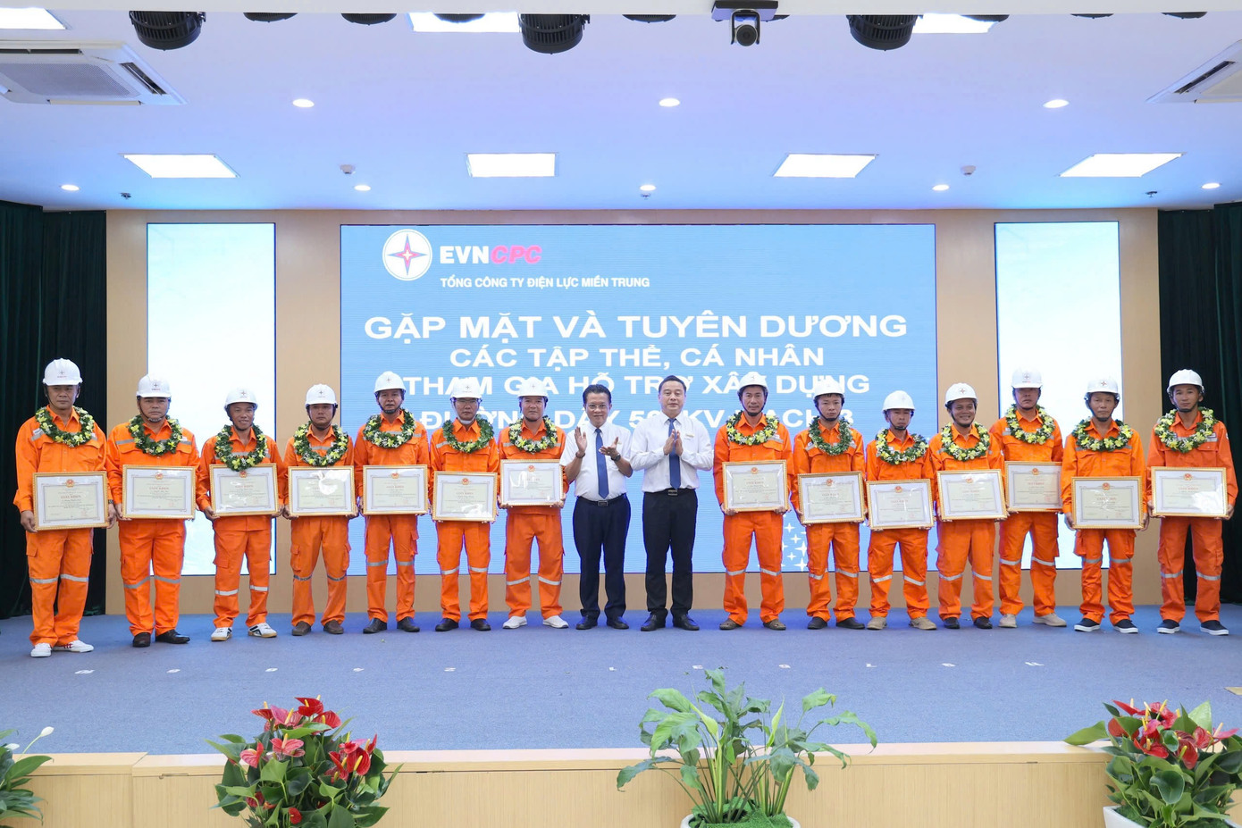 Ông Lê Hữu Danh - Phó Tổng giám đốc, Trưởng Ban chỉ huy tiền phương EVNCPC báo cáo quá trình tham gia hỗ trợ xậy dựng đường dây 500kV mạch 3 của EVNCPC.