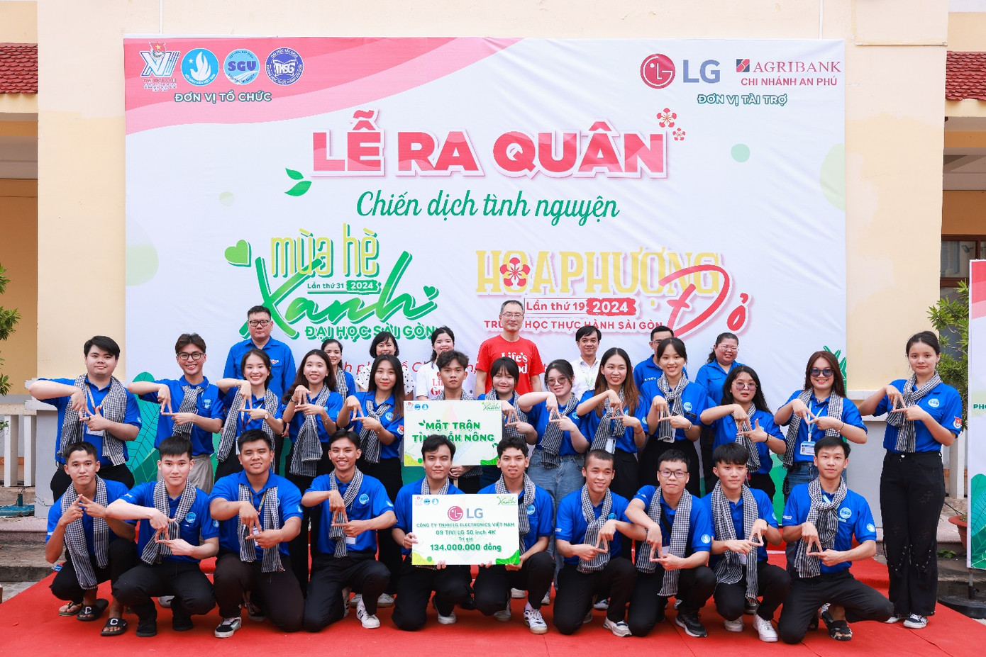 LG còn đồng hành trong chiến dịch Mùa hè Xanh trường Đại học Sài Gòn (TP.Hồ Chí Minh) trao tặng 09 TV LG đến dự án Nhà cộng đồng tại tỉnh Đắk Nông, Đồng thời, phối hợp cùng Đại học Kinh Tế Quốc Dân (Hà Nội) trao tặng 18 TV LG đến các trường học vùng sâu, vùng xa.