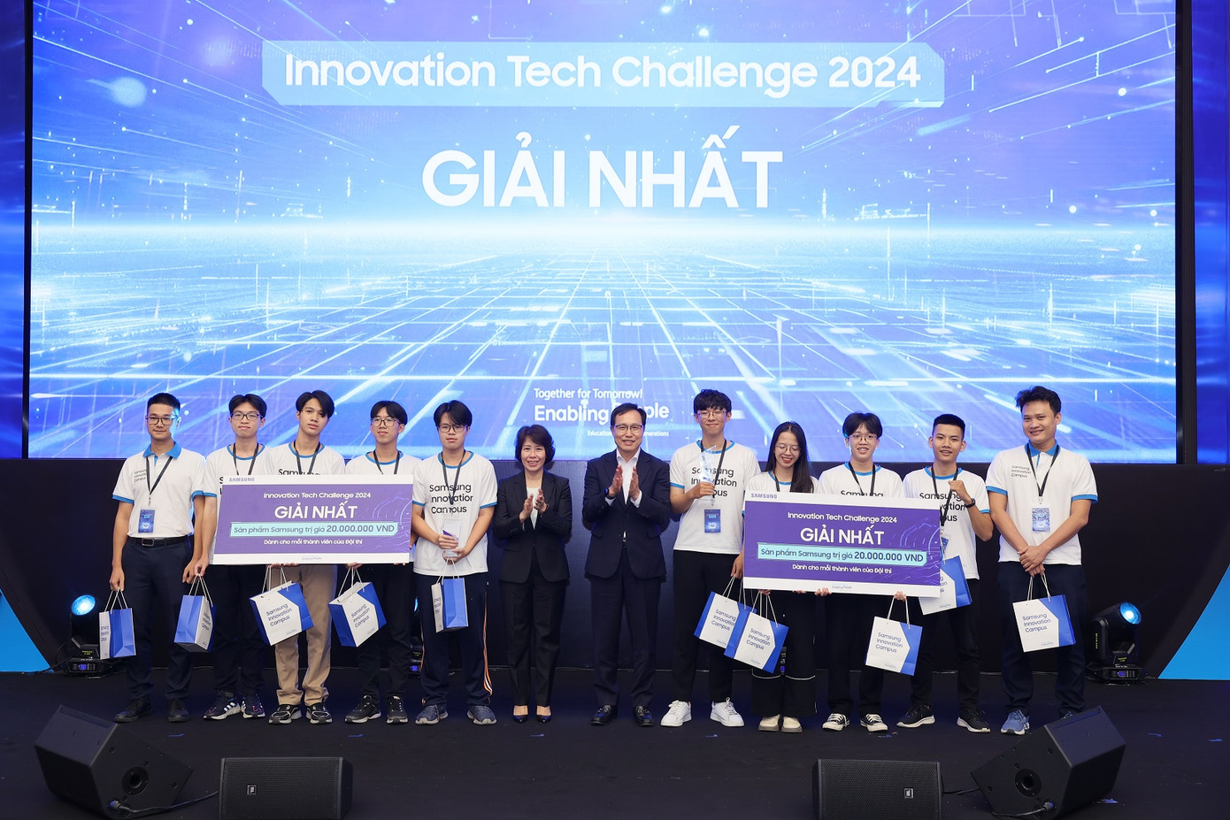 Trao giải cho 2 quán quân Innovation Tech Challenge