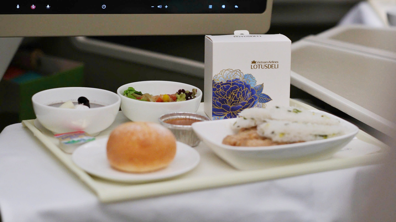 Vietnam Airlines phục vụ bánh trung thu trên một số chuyến bay từ 15/8 đến 19/8/2024