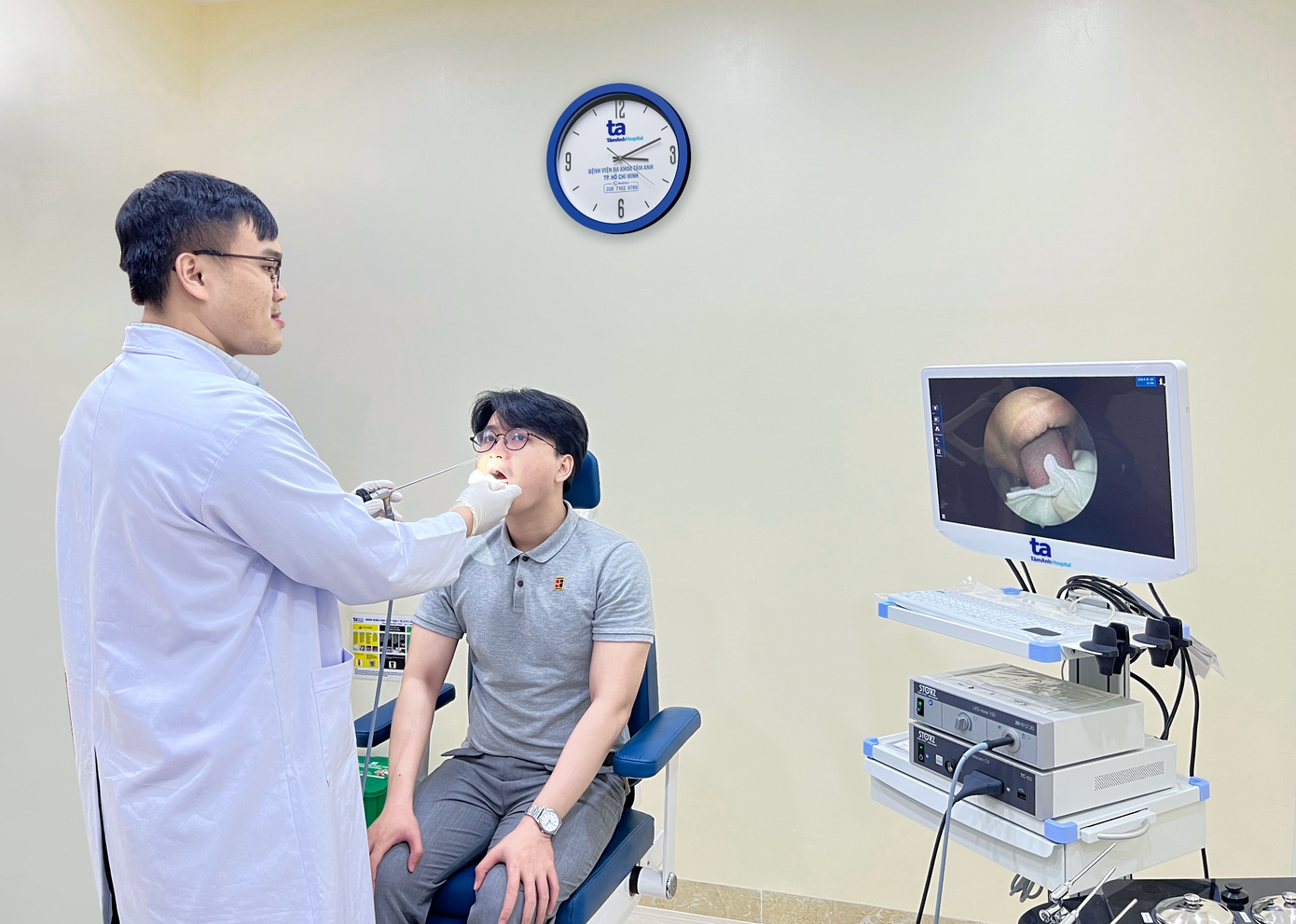 Bác sĩ chuyên khoa Tai Mũi Họng đang soi họng bằng hệ thống máy nội soi Karl Storz (Đức) cho người bệnh. Bác sĩ chuyên khoa Tai Mũi Họng đang soi họng bằng hệ thống máy nội soi Karl Storz (Đức) cho người bệnh.