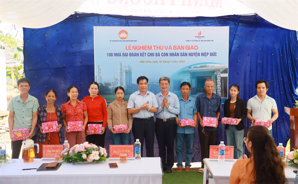 Lãnh đạo UBND tỉnh Quảng Nam và BSR trao các phần quà cho bà con, người dân có hoàn cảnh khó khăn tại huyện Hiệp Đức.