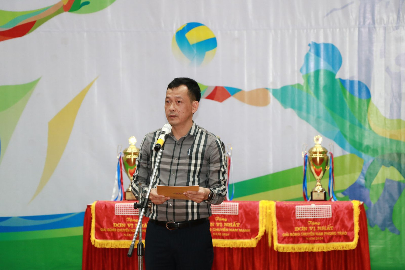 Đồng chí Ngô Việt Hưng - Phó Chánh Văn phòng TKV, Phó Trưởng ban Thường trực tổ chức giải phát biểu khai mạc