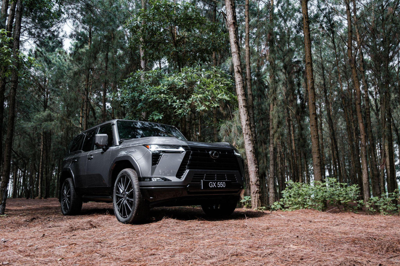 Lexus GX 550 duy trì nền tảng body-on-frame mang đến khả năng offroad vượt trội