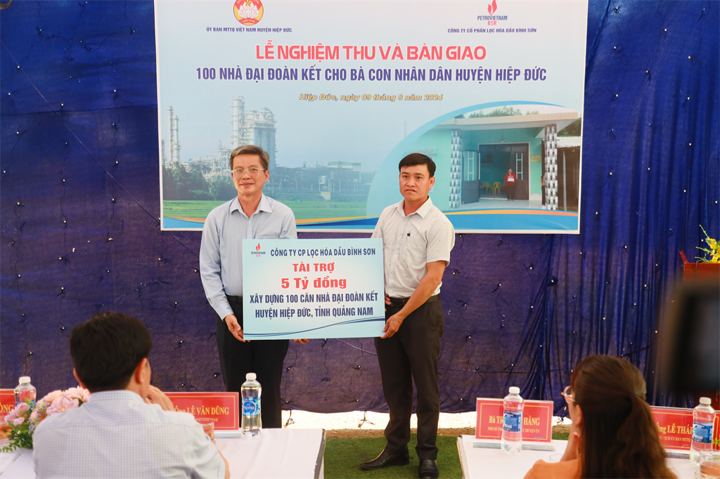 Ông Hà Đổng – Thành viên HĐQT BSR (bên trái) trao biển tượng trưng số tiền 5 tỷ đồng cho đại diện UBMTTQVN huyện Hiệp Đức.