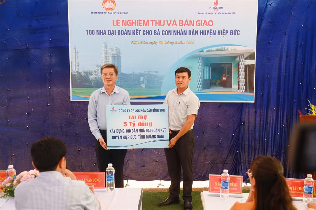 Ông Hà Đổng – Thành viên HĐQT BSR (bên trái) trao biển tượng trưng số tiền 5 tỷ đồng cho đại diện UBMTTQVN huyện Hiệp Đức.