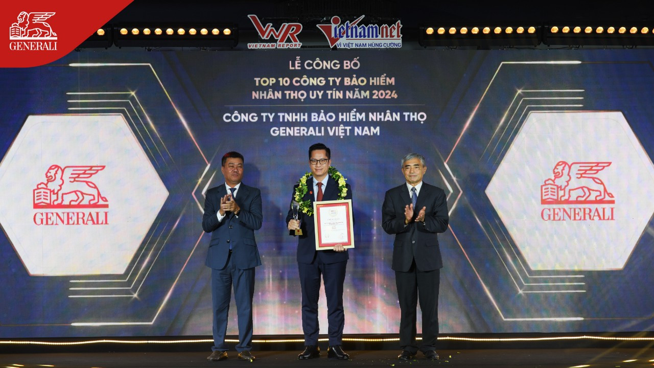 Đại diện Generali Việt Nam nhận chứng nhận Top 10 Doanh nghiệp bảo hiểm uy tín 2024.