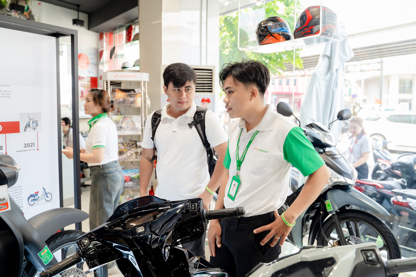 Với nhiều người, chiếc xe máy không chỉ đơn thuần là phương tiện đồng hành, mà còn là khởi đầu cho những dự định tốt đẹp. Ảnh: FE CREDIT.