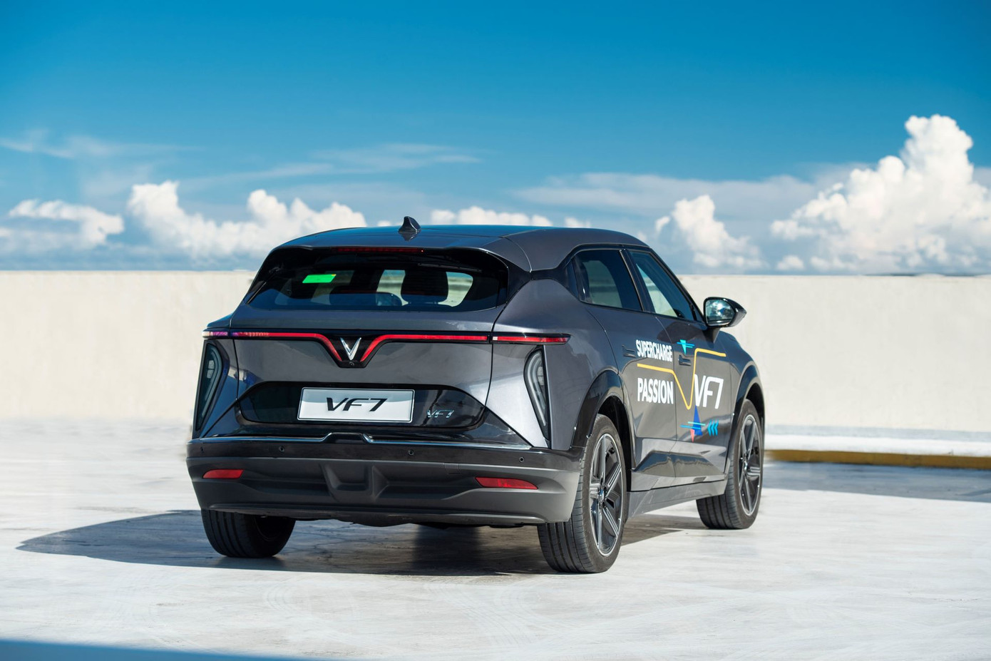 Thiết kế đuôi xe của VF 7 khiến nhiều người dùng “tấm tắc khen”. Thiết kế đuôi xe của VF 7 khiến nhiều người dùng “tấm tắc khen”.