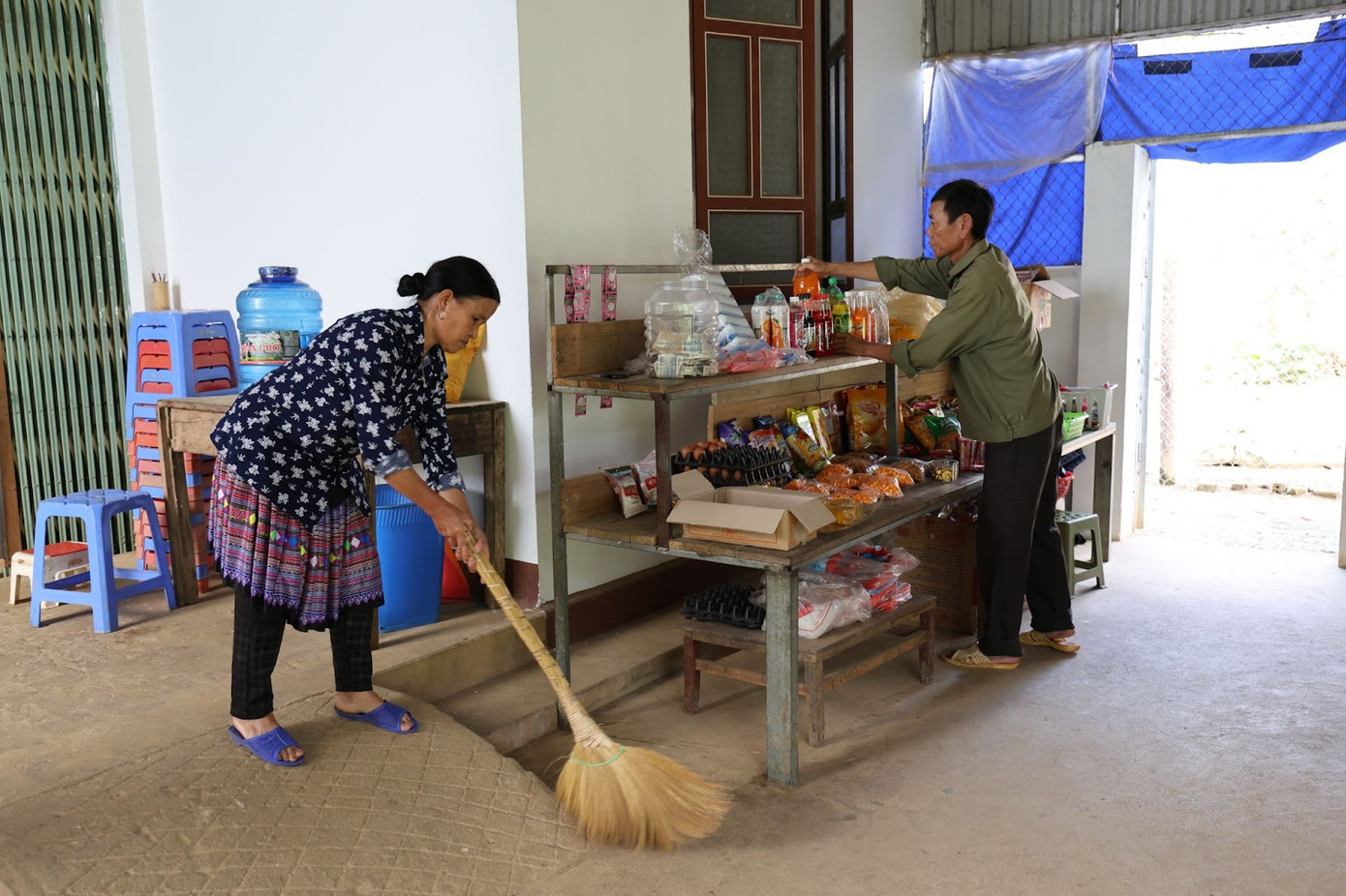 Cảnh vợ chồng cùng nhau san sẻ việc nhà, việc đồng áng đã không còn là một cảnh tượng hiếm gặp trong gia đình chị D.