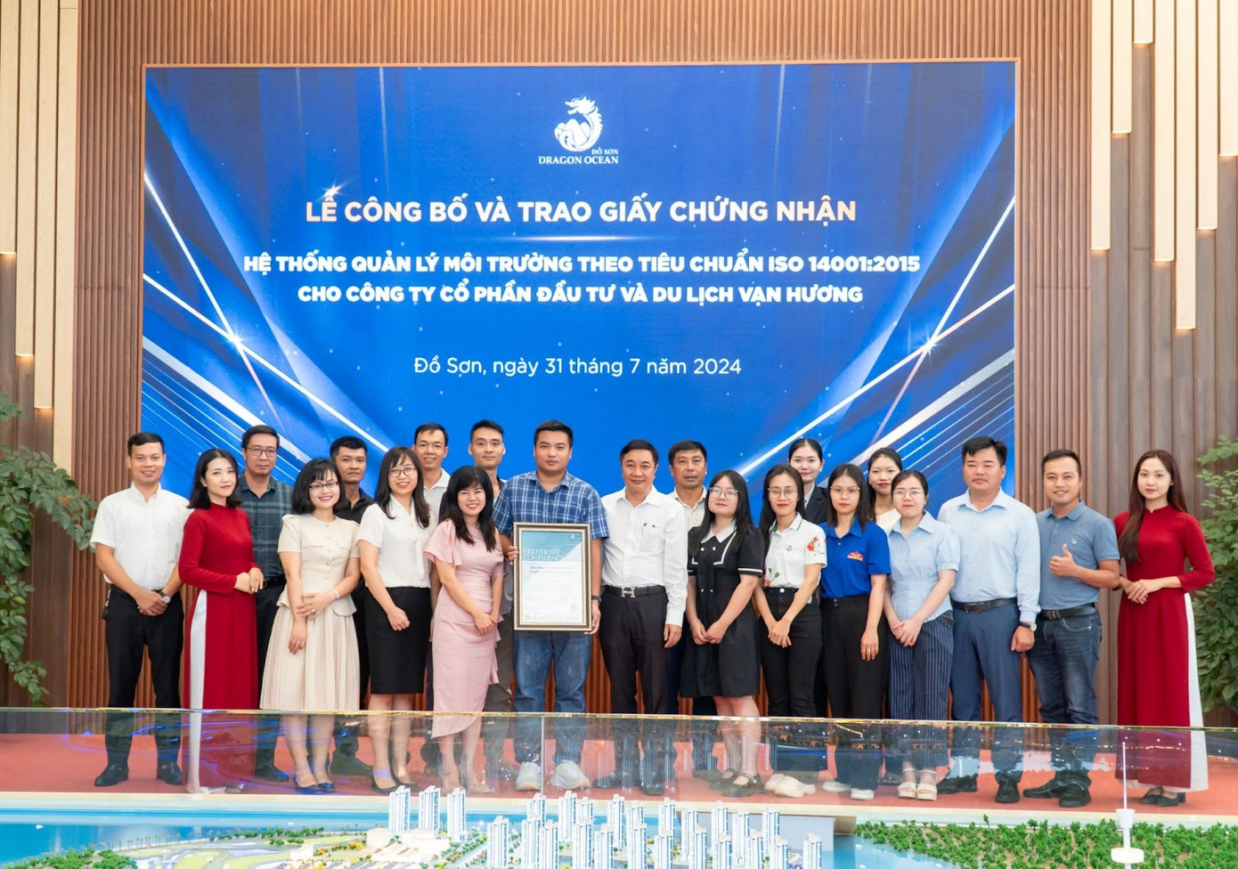 Đại điện BLĐ Công ty CP Đầu tư và Du lịch Vạn Hương tại buổi lễ trao giấy chứng nhận (nguồn Dragon Ocean Đồ Sơn)