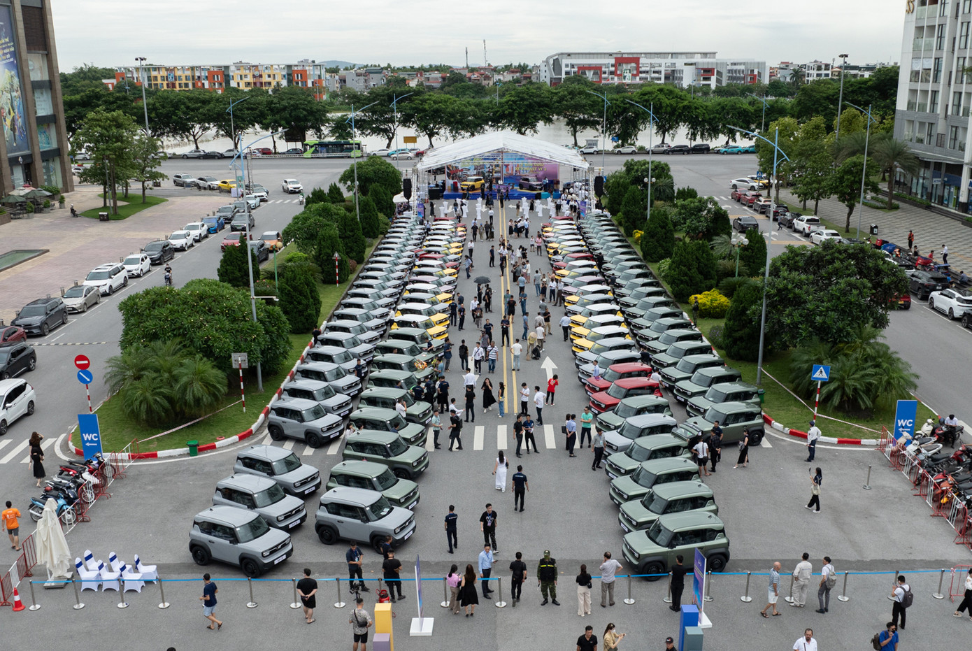 VinFast VF 3 thu hút đông đảo khách tham quan trong buổi bàn giao xe cho khách hàng tại Hà Nội VinFast VF 3 thu hút đông đảo khách tham quan trong buổi bàn giao xe cho khách hàng tại Hà Nội