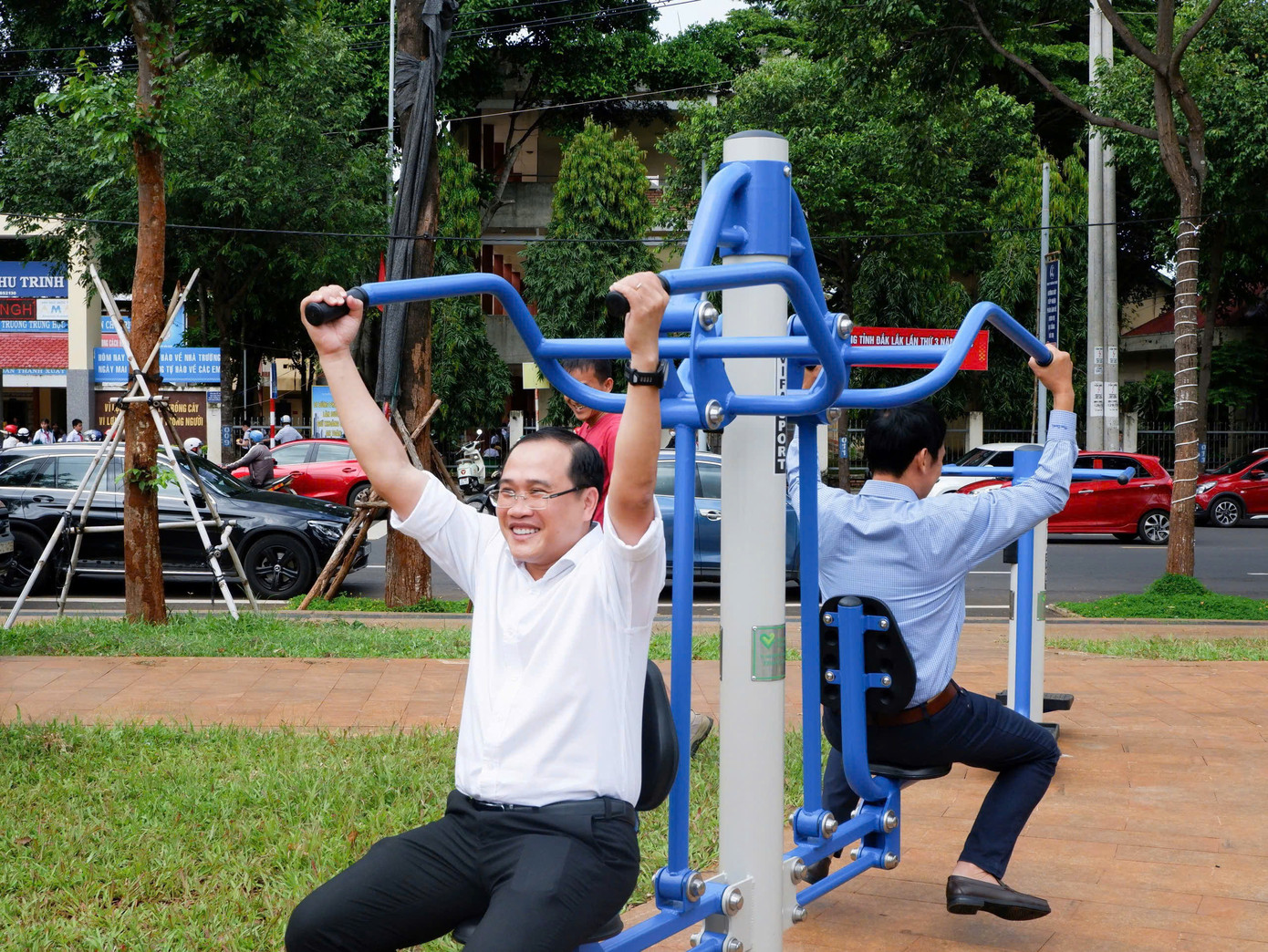 Ông Trần Đức Nhật – Phó chủ tịch UBND TP Buôn Ma Thuột, trải nghiệm các thiết bị tập thể dục tại hoa viên Ông Trần Đức Nhật – Phó chủ tịch UBND TP Buôn Ma Thuột, trải nghiệm các thiết bị tập thể dục tại hoa viên