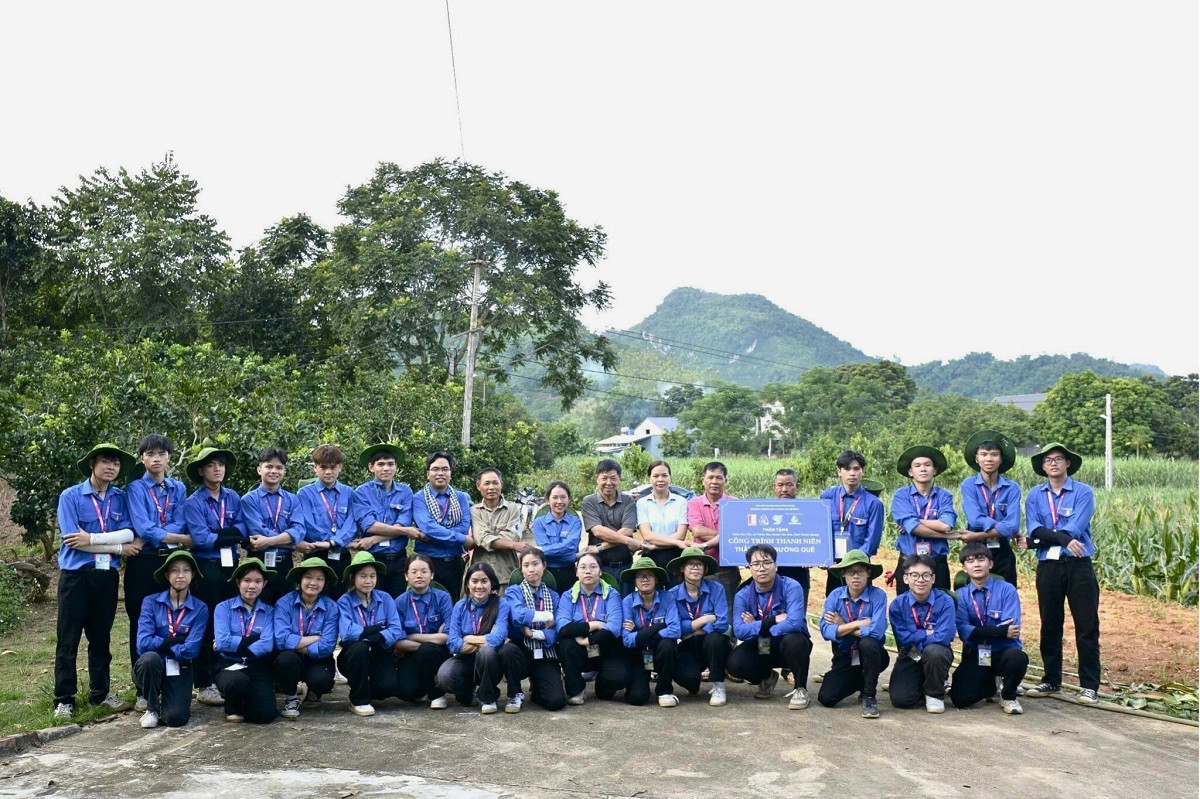 Các “chiến sĩ” Mùa hè Xanh của Đoàn Thanh niên Đại học Bách khoa Hà Nội hoàn thành lắp đặt đèn tại xã Lực Hành, huyện Yên Sơn, tỉnh Tuyên Quang.