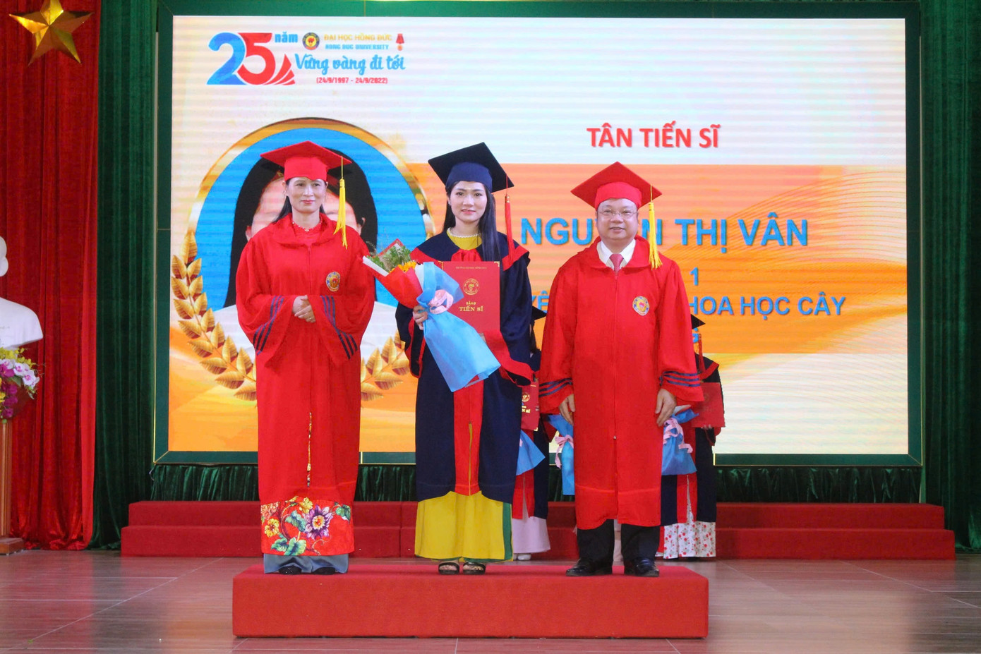 Lãnh đạo nhà trường tặng hoa, chúc mừng các tân tiến sĩ Lãnh đạo nhà trường tặng hoa, chúc mừng các tân tiến sĩ