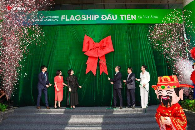Ban lãnh đạo VPBank cùng kéo băng khánh thành chi nhánh Flagship
