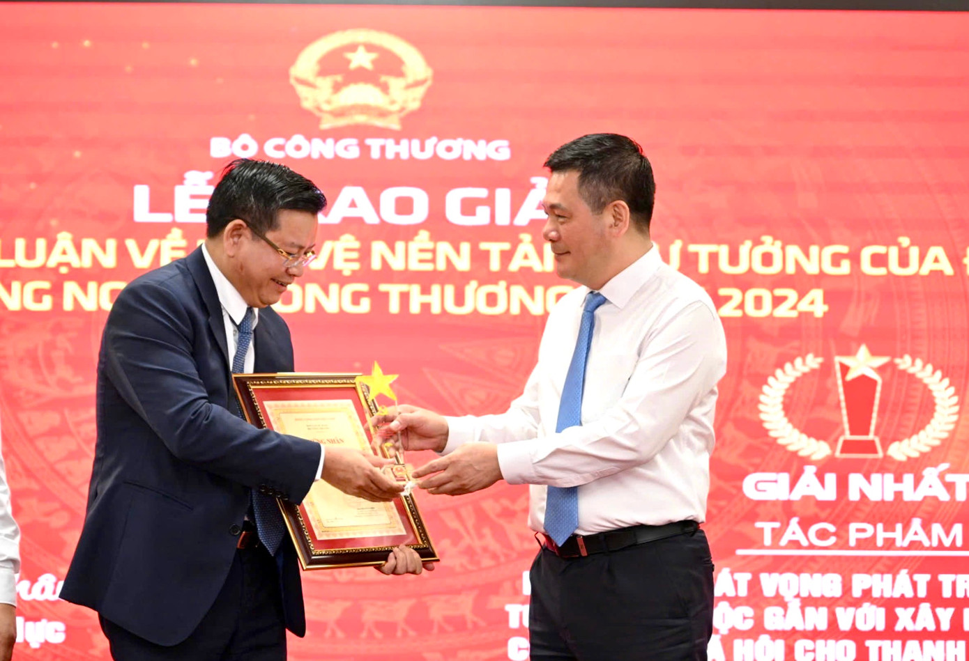 Bộ trưởng Công Thương Nguyễn Hồng Diên trao giải cho tác giả đoạt giải