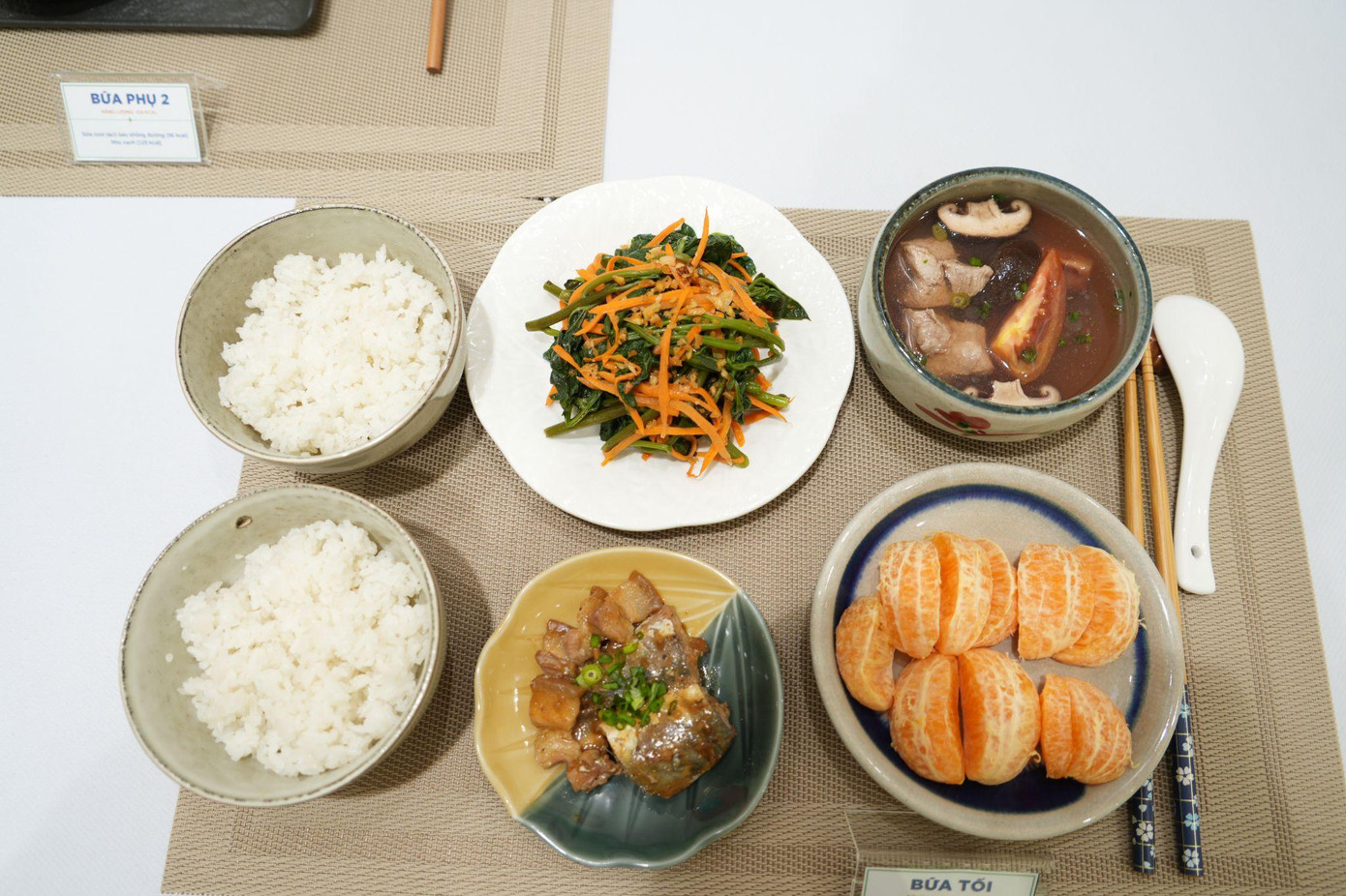 Một bữa tối dinh dưỡng dành cho mẹ mang thai/ cho con bú được trưng bày tại triển lãm của Ajinomoto.