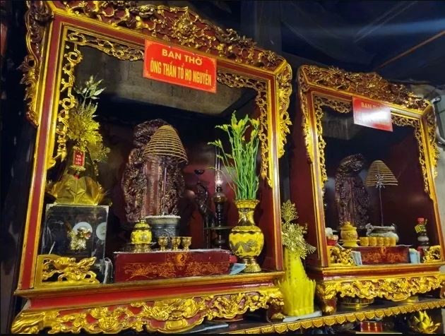 Tại Đền Chợ Củi, Ban thờ của dòng họ Nguyễn 8 đời nay được đặt trong nội tự của đền