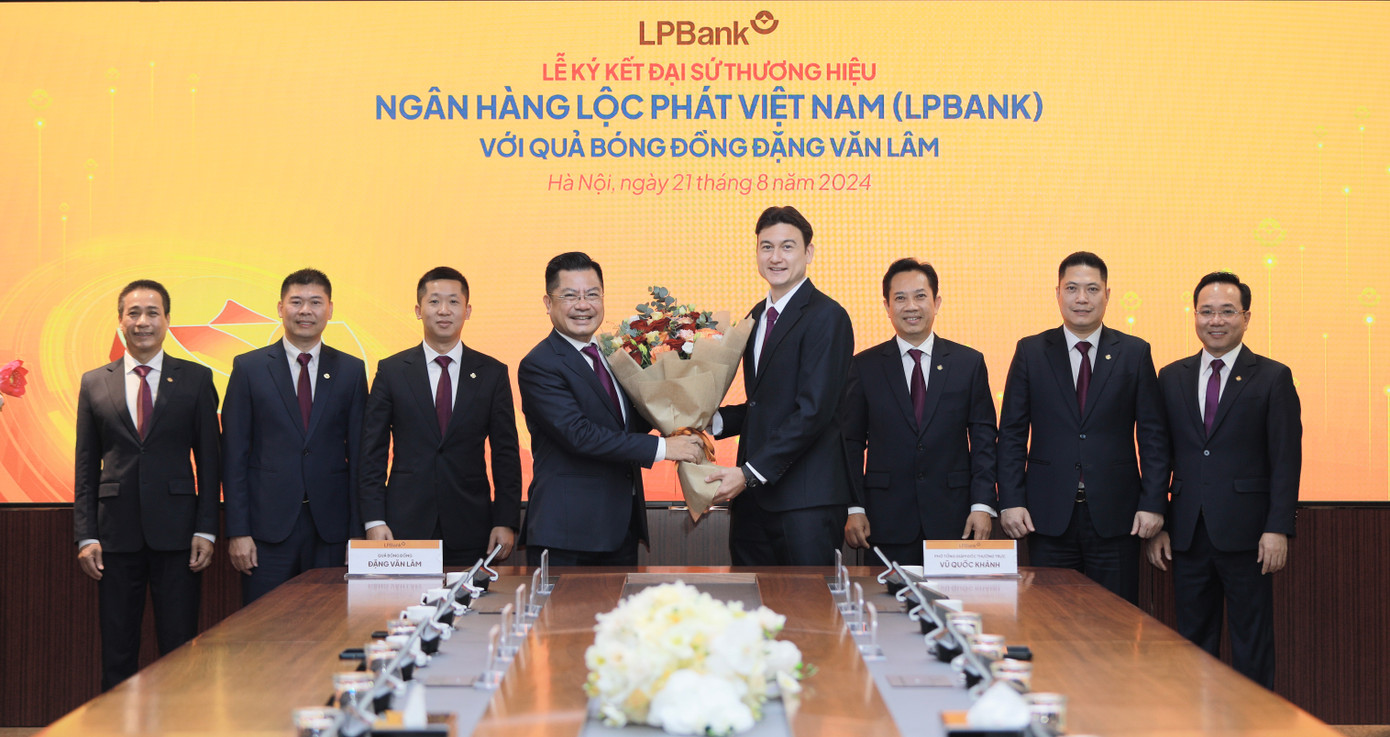 Ông Bùi Thái Hà – Phó Chủ tịch HĐQT LPBank tặng hoa cho Quả bóng đồng 2023 Đặng Văn Lâm - Đại sứ thương hiệu của Ngân hàng Lộc Phát Việt Nam