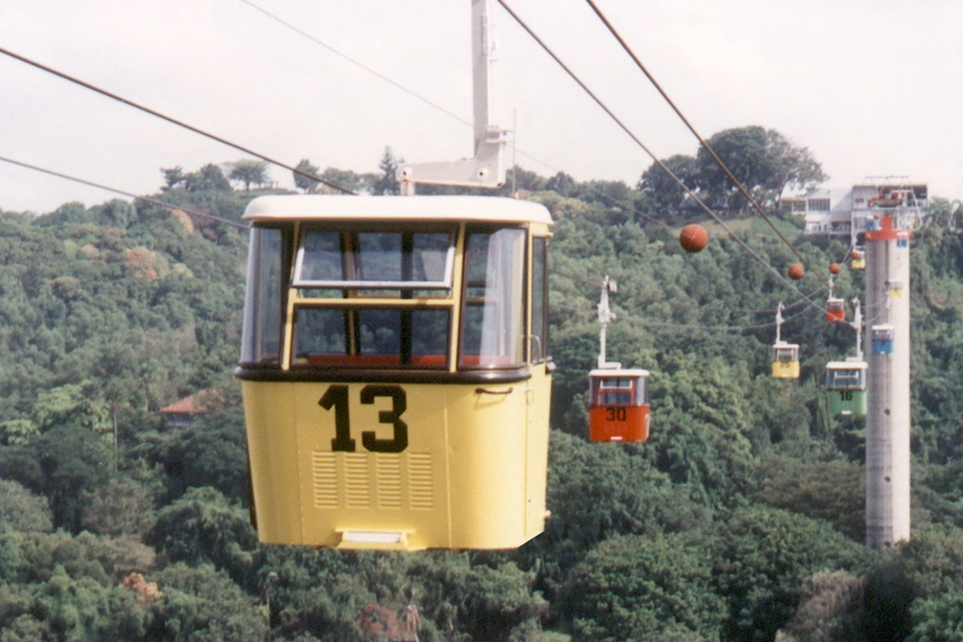 Thập niên 1970, Sentosa đã có cáp treo nối với đất liền nhưng hạ tầng du lịch còn thiếu thốn