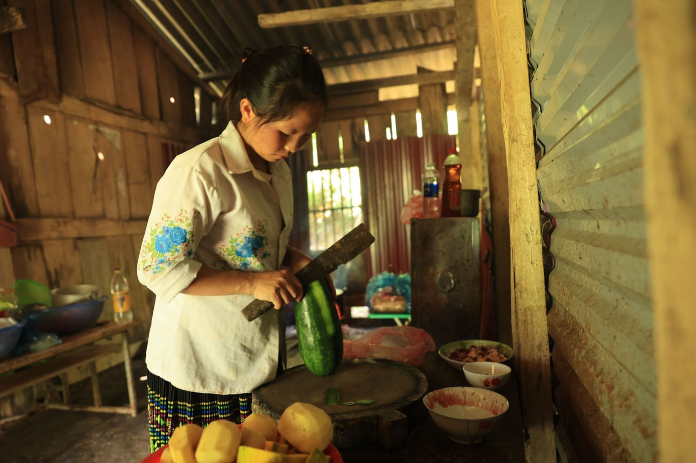 Chị Giàng Thị Dé tất bật trong gian bếp nhỏ để chuẩn bị cơm ăn cho các em học sinh mầm non tại điểm trường Sáng Xoáy Chị Giàng Thị Dé tất bật trong gian bếp nhỏ để chuẩn bị cơm ăn cho các em học sinh mầm non tại điểm trường Sáng Xoáy