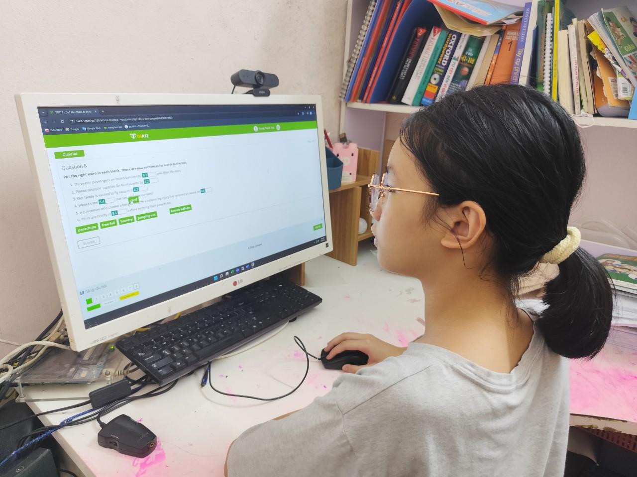 Học sinh Thanh Trúc đang luyện đề thi trên TAK12