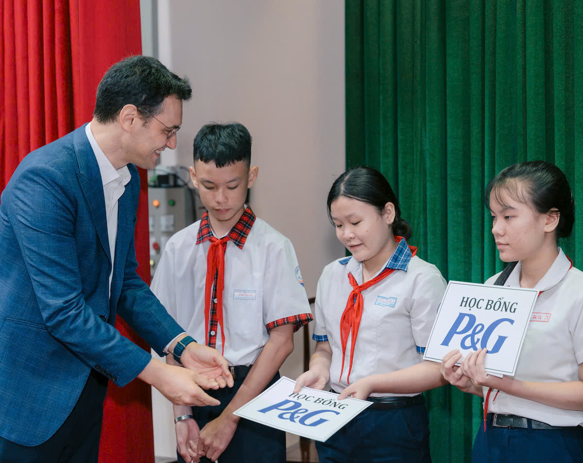 Học bổng “Chắp cánh ước mơ” giúp nâng bước các em học sinh có hoàn cảnh khó khăn đạt thành tích cao trong học tập