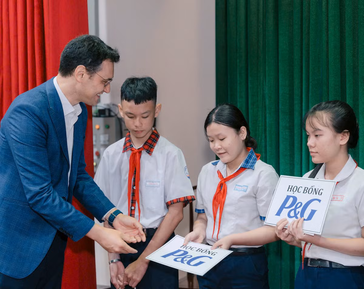 Học bổng “Chắp cánh ước mơ” giúp nâng bước các em học sinh có hoàn cảnh khó khăn đạt thành tích cao trong học tập