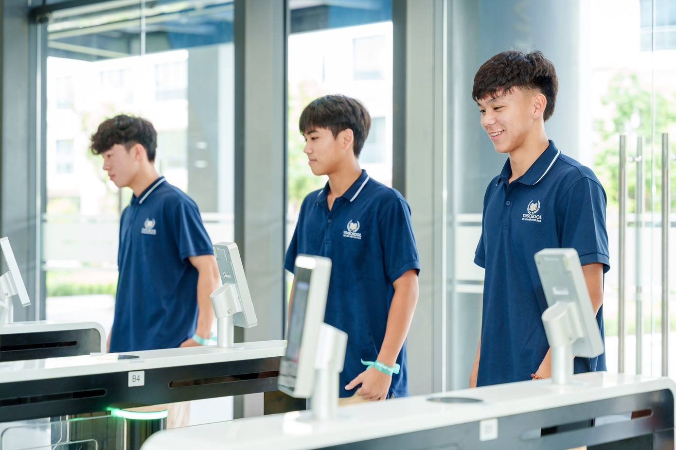 Các Vinsers check-in công nghệ nhận diện khuôn mặt hiện đại lần đầu tiên được triển khai. Các Vinsers check-in công nghệ nhận diện khuôn mặt hiện đại lần đầu tiên được triển khai.