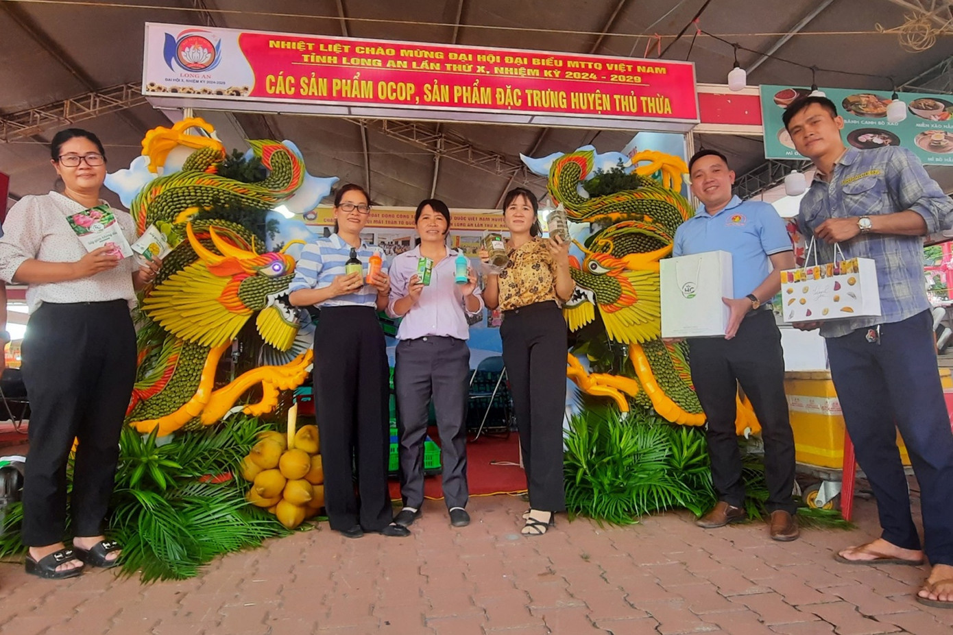 Gian hàng sản phẩm OCOP huyện thu hút khách tham quan trải nghiệm và mua sắm. Gian hàng sản phẩm OCOP huyện thu hút khách tham quan trải nghiệm và mua sắm.