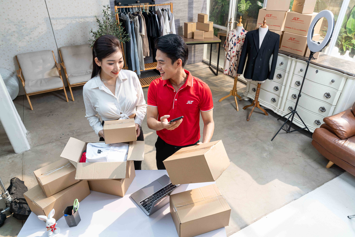 Các giải pháp “xanh hoá từ nguồn” đang được J&amp;T Express cùng các đối tác ráo riết triển khai