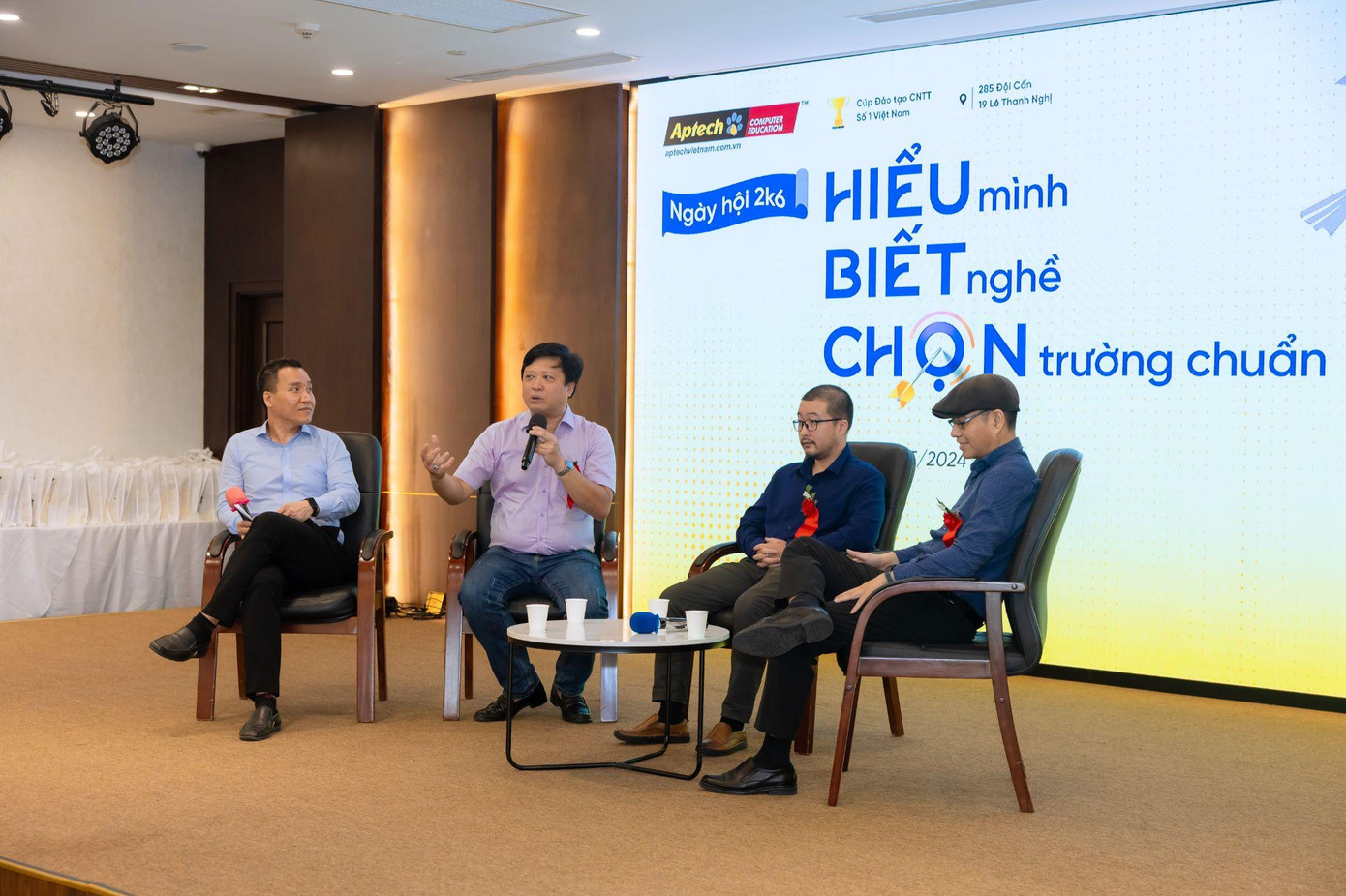 PGS. TS Phạm Mạnh Hà chia sẻ tại ngày hội hướng nghiệp do Aptech Việt Nam phối hợp với các đơn vị liên quan tổ chức