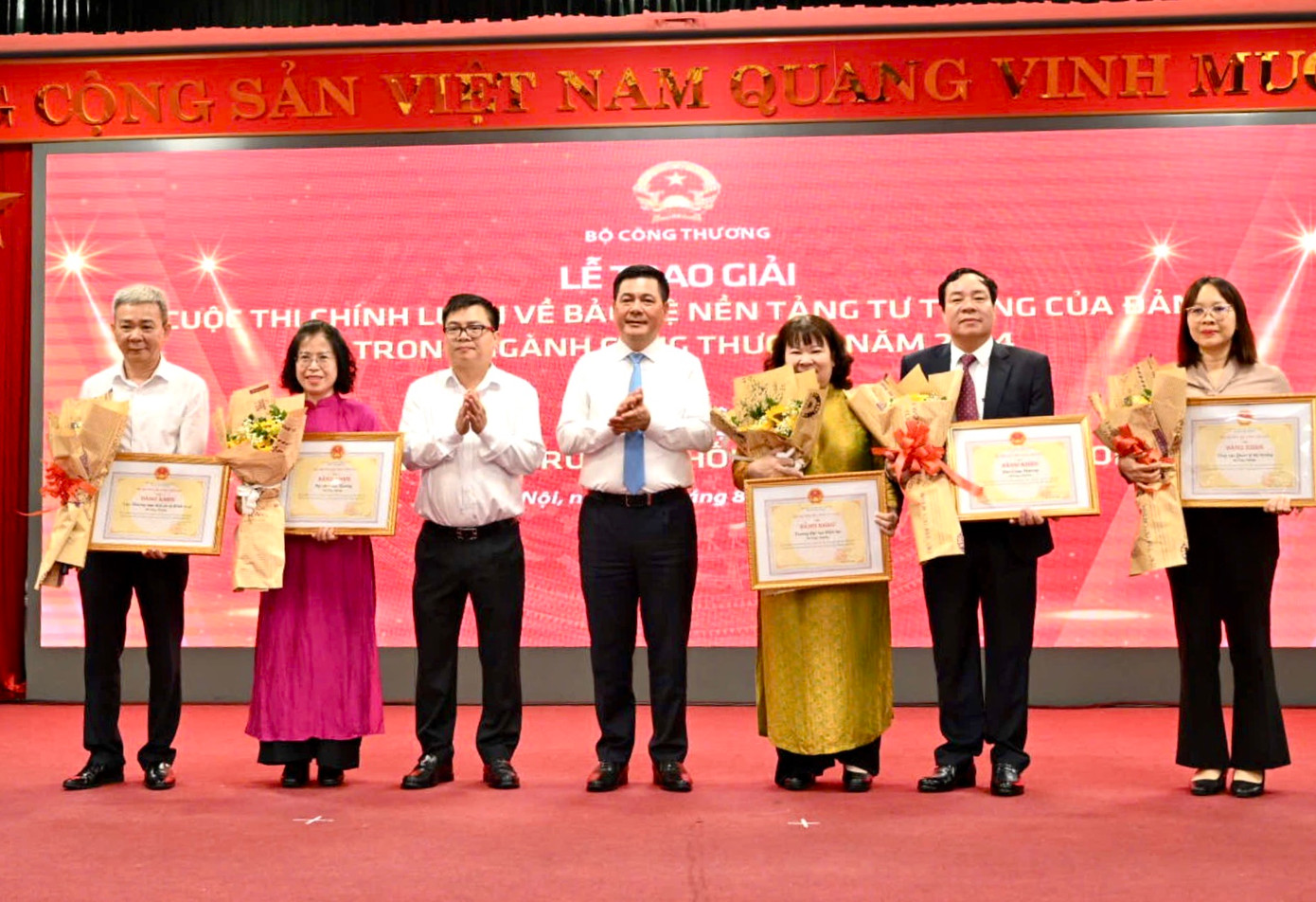 Ban tổ chức trao giải cho các tác giả đoạt giải tập thể